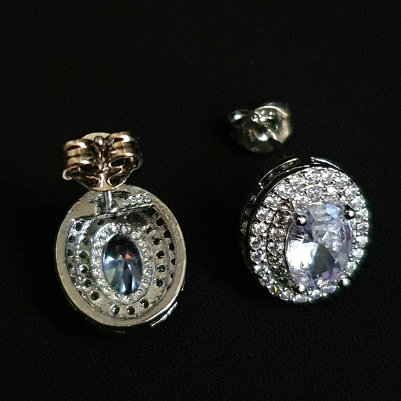 Gorgeous Oval Diamond Evening Stud Earrings - Picture 3 of 3